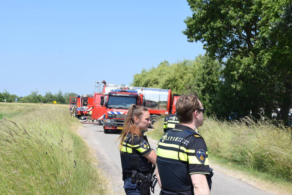 Brand in weiland berm en schuur