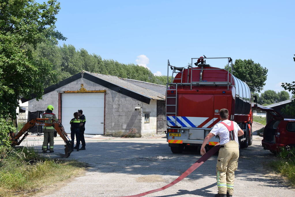 Brand in weiland berm en schuur