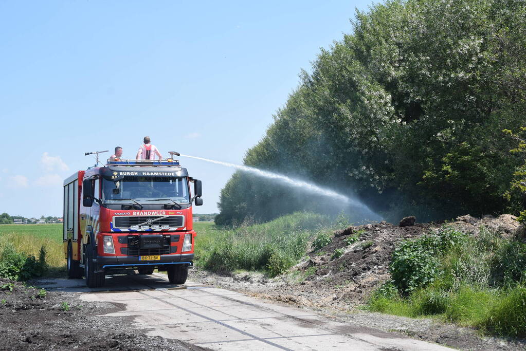 Brand in weiland berm en schuur