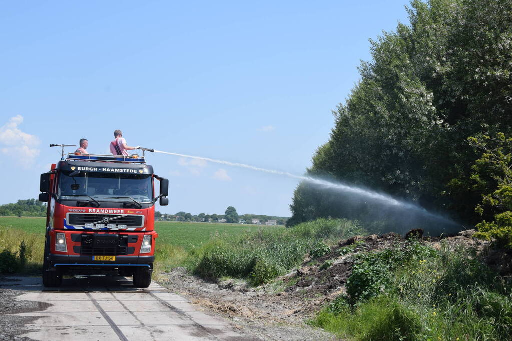 Brand in weiland berm en schuur