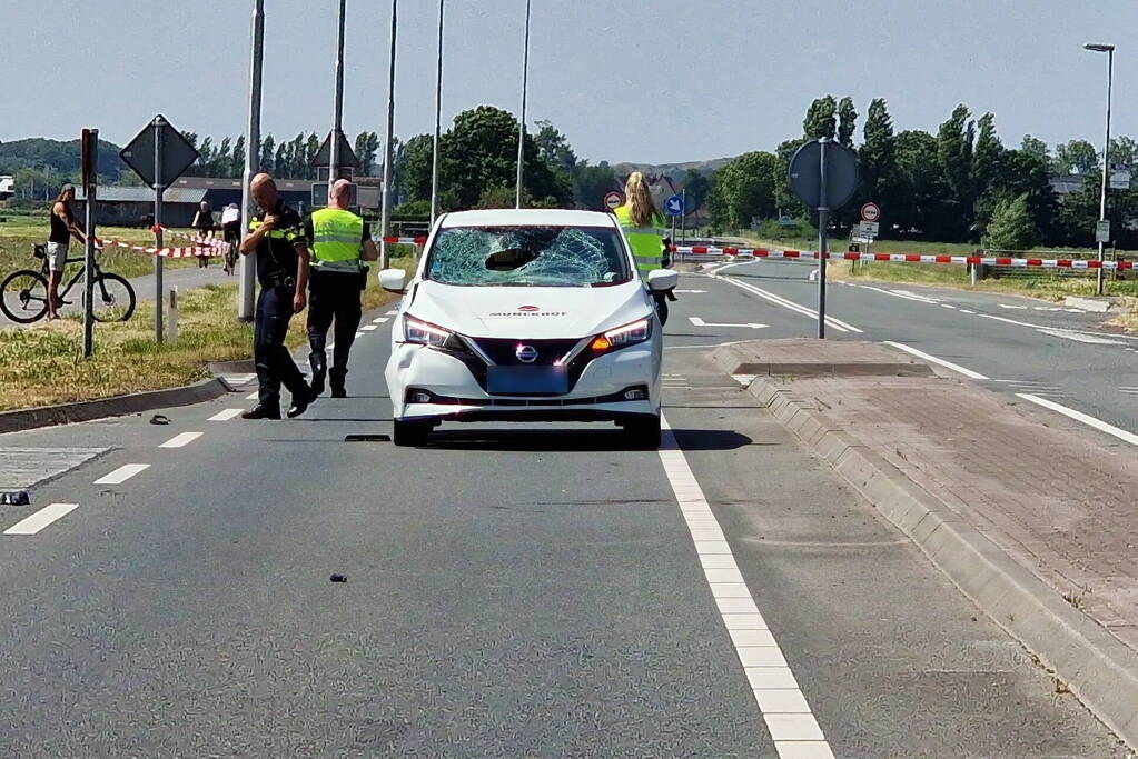 Fietser zwaargewond bij aanrijding met taxi