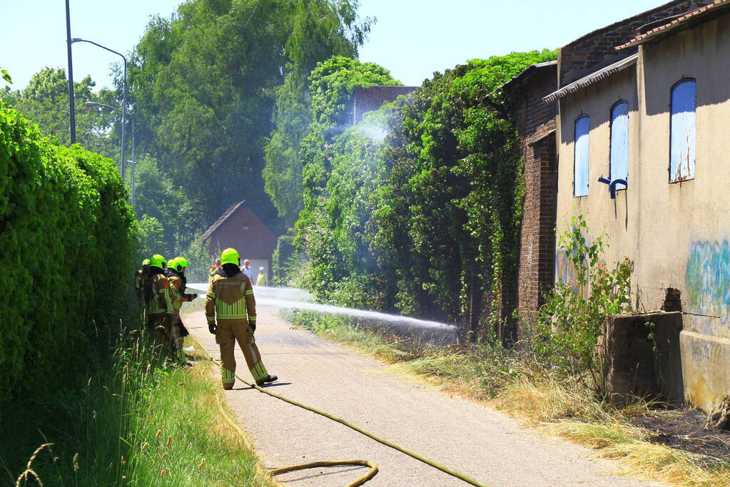 Brandweer voorkomt overslag naar loods