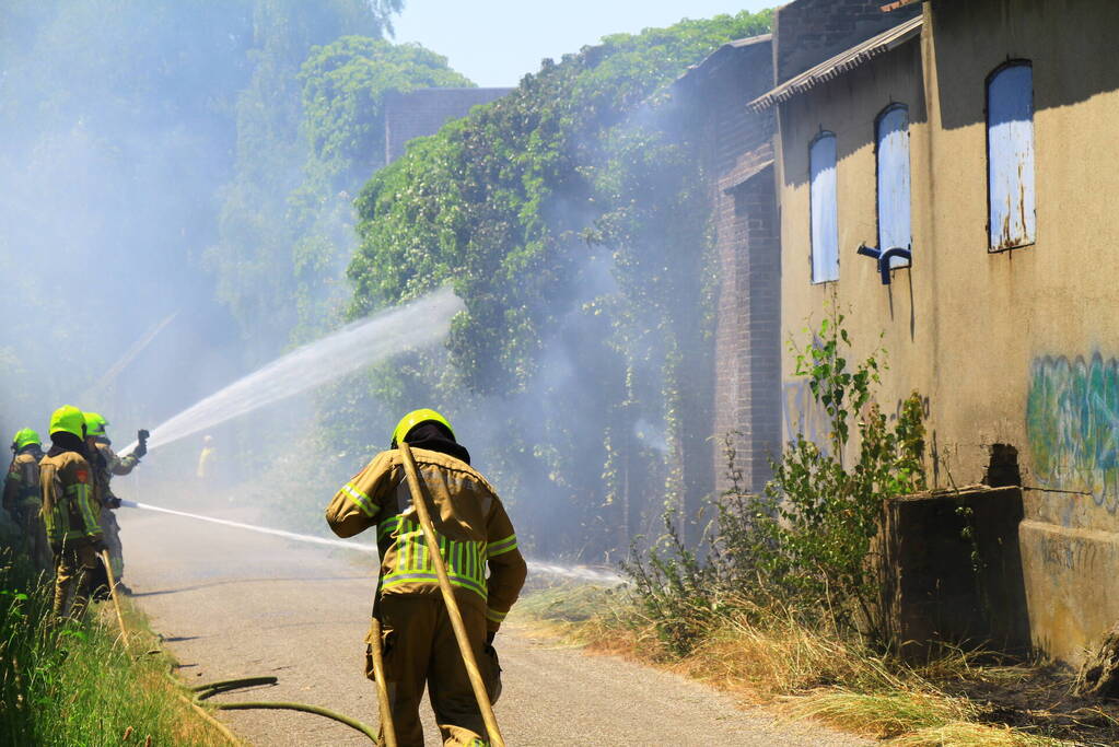 Brandweer voorkomt overslag naar loods