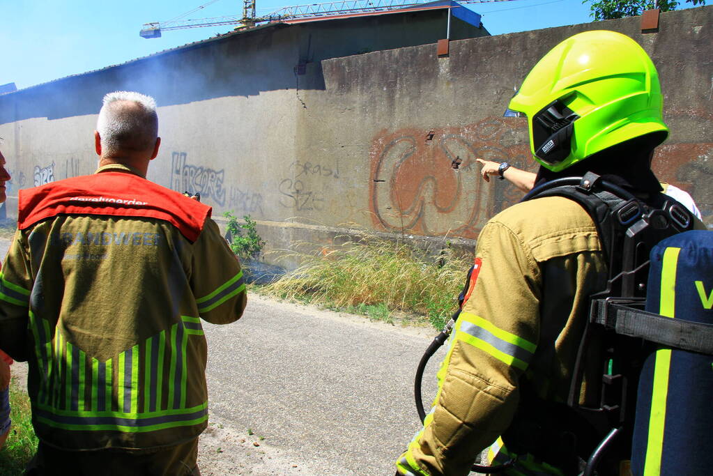 Brandweer voorkomt overslag naar loods