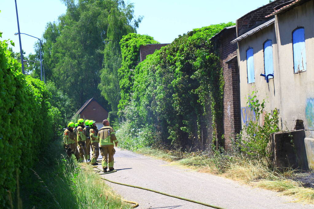 Brandweer voorkomt overslag naar loods