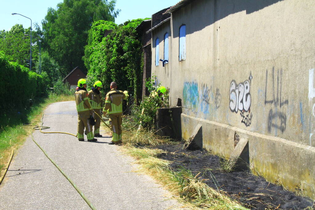 Brandweer voorkomt overslag naar loods