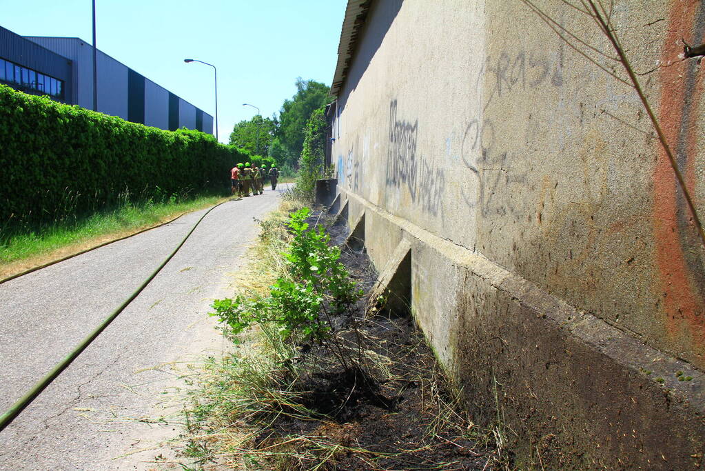 Brandweer voorkomt overslag naar loods