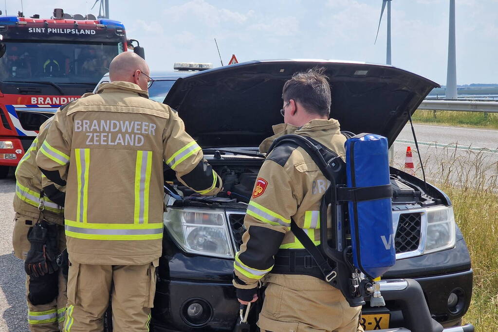 Brandweer controleert auto op brand