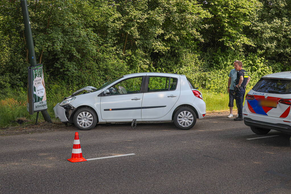 Automobiliste eindigt tegen paal