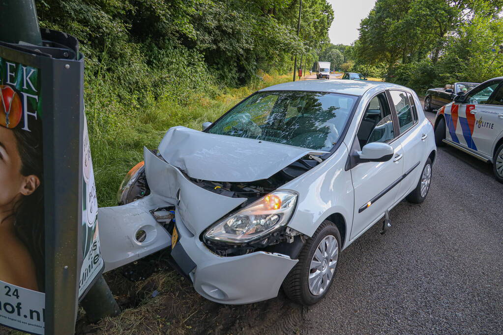 Automobiliste eindigt tegen paal