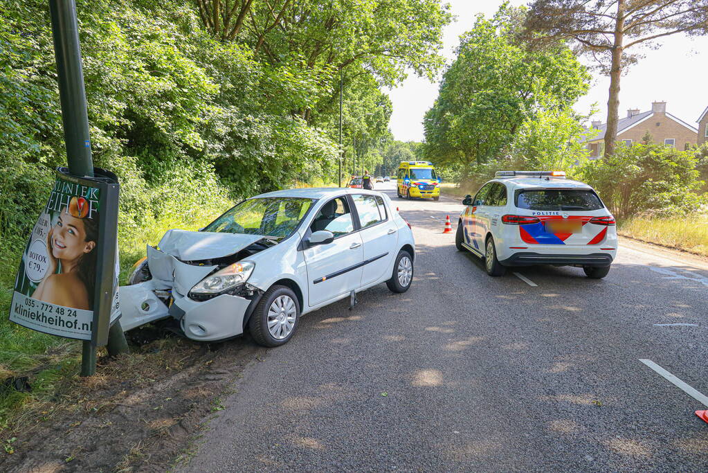 Automobiliste eindigt tegen paal