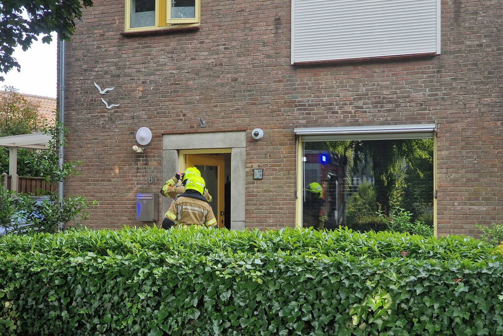 Brandweer ventileert woning na mogelijke brand