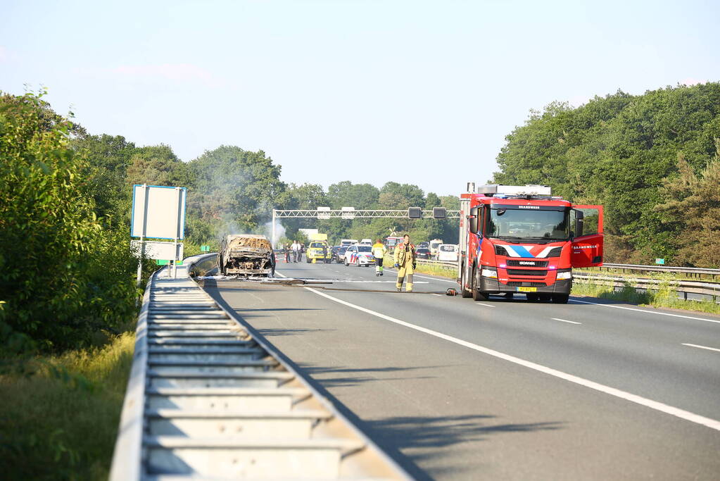 Snelweg afgesloten vanwege voertuigbrand