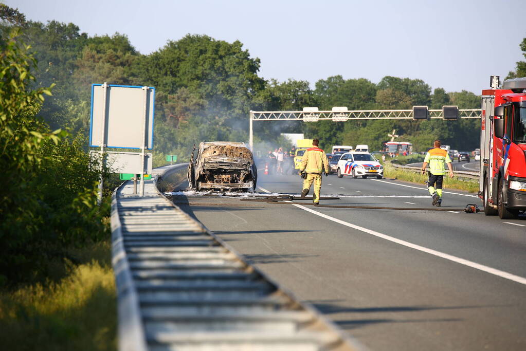 Snelweg afgesloten vanwege voertuigbrand