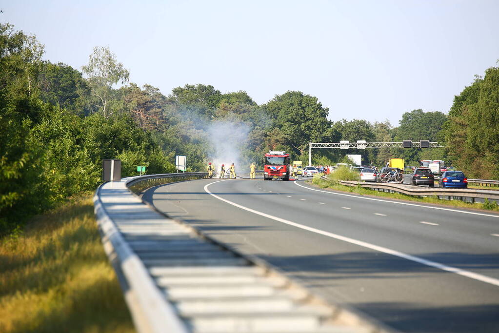 Snelweg afgesloten vanwege voertuigbrand