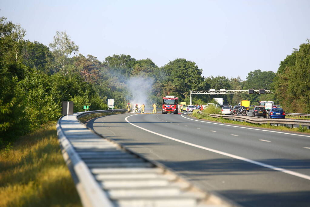 Snelweg afgesloten vanwege voertuigbrand