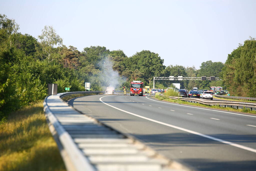 Snelweg afgesloten vanwege voertuigbrand