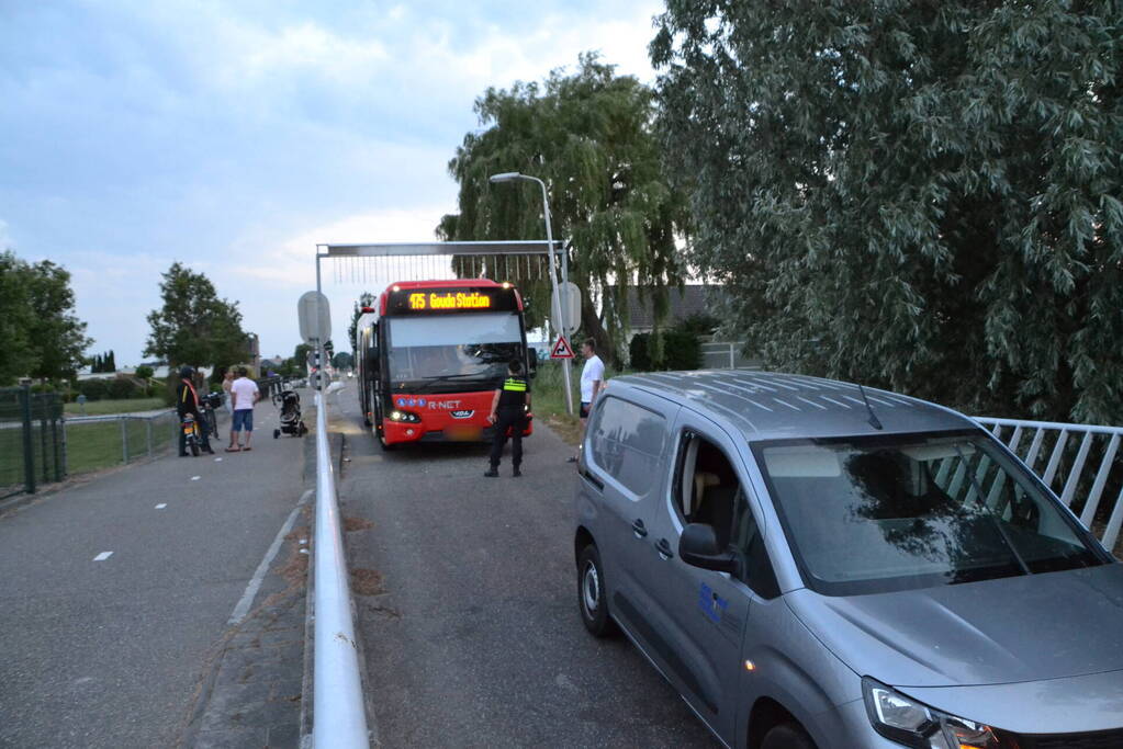 Lijnbus en bestelbus in botsing door inhaalactie