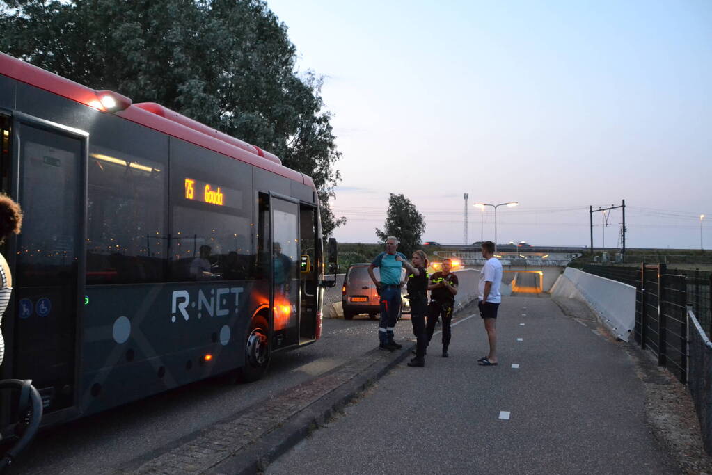 Lijnbus en bestelbus in botsing door inhaalactie