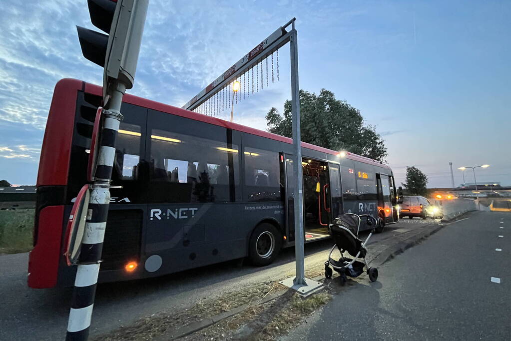 Lijnbus en bestelbus in botsing door inhaalactie