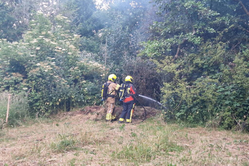 Brandweer blust hooibrand