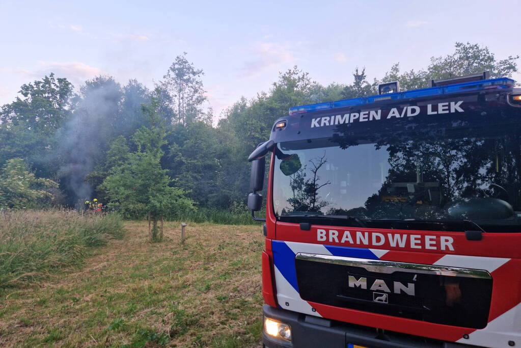 Brandweer blust hooibrand