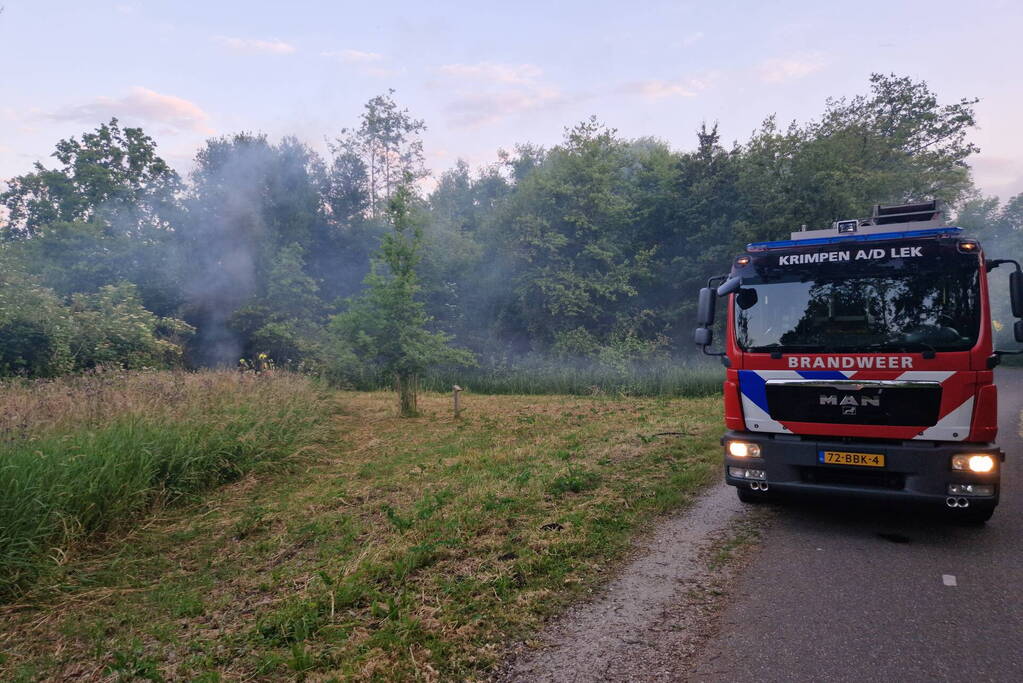 Brandweer blust hooibrand