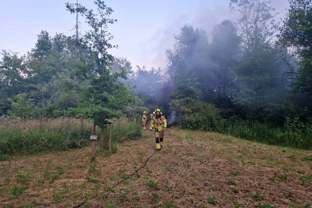 Brandweer blust hooibrand