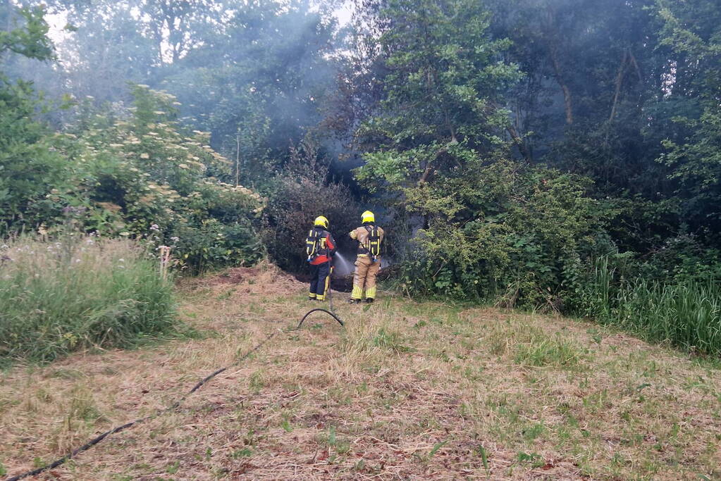 Brandweer blust hooibrand