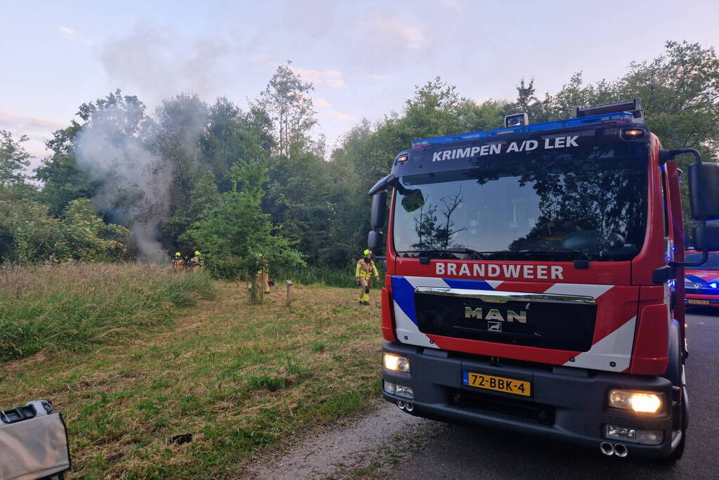 Brandweer blust hooibrand