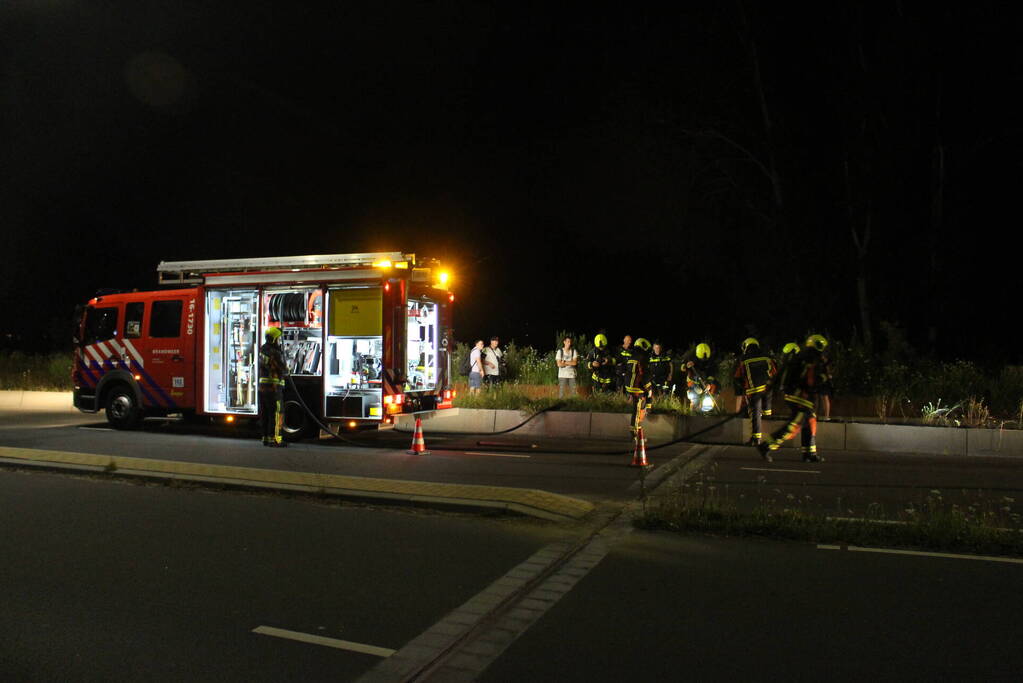 Brandweer dooft bermbrand