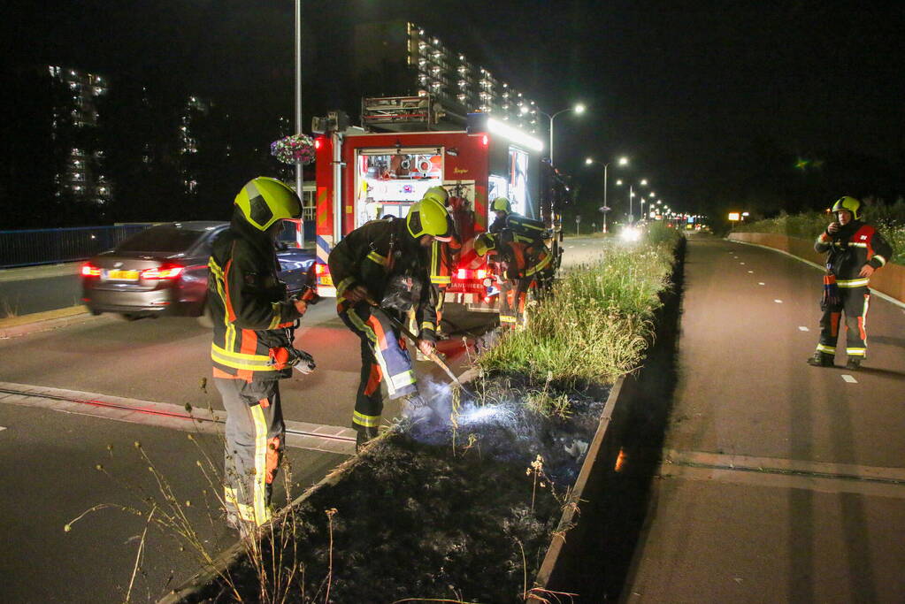 Brandweer dooft bermbrand