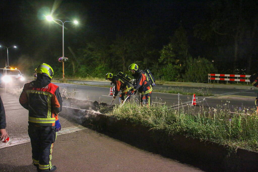 Brandweer dooft bermbrand