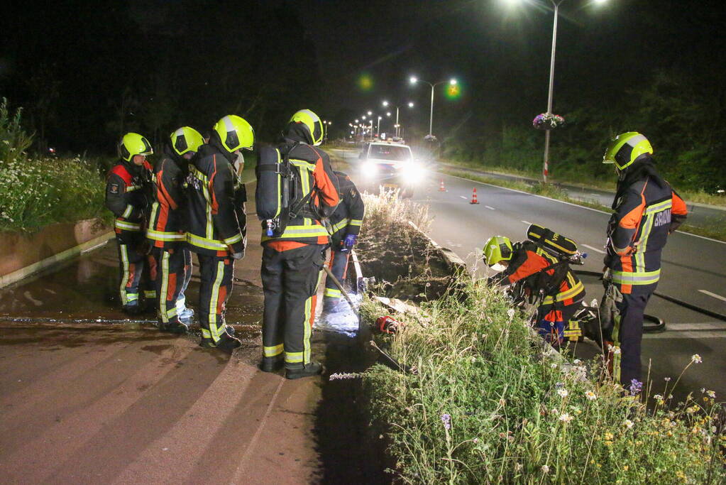 Brandweer dooft bermbrand