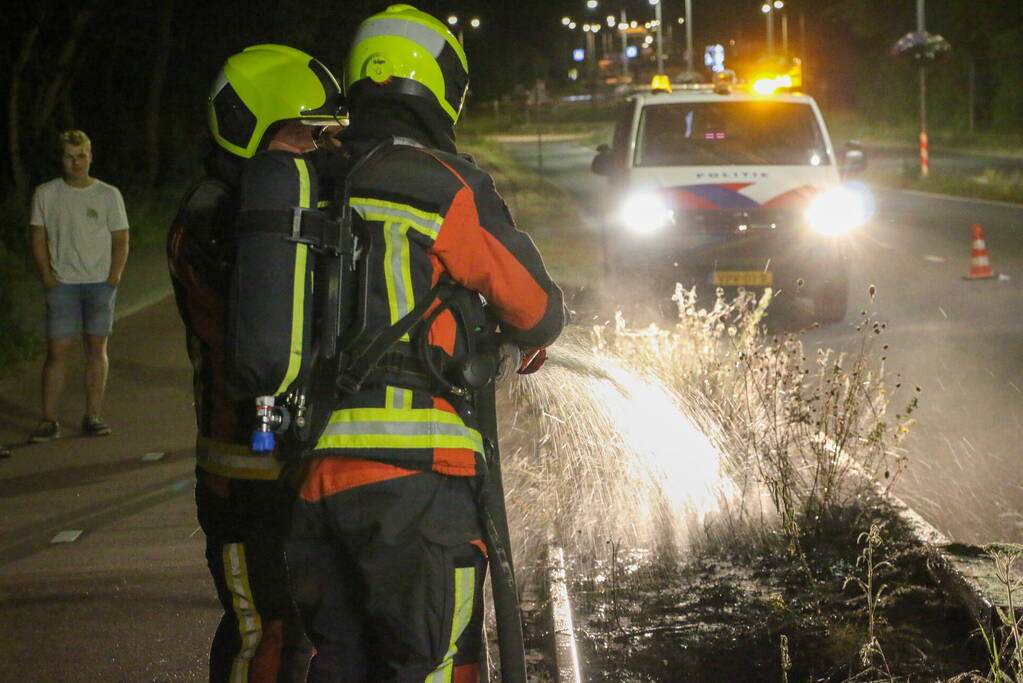 Brandweer dooft bermbrand