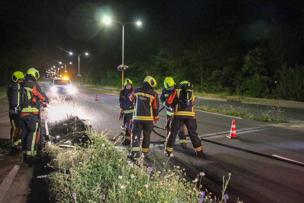 Brandweer dooft bermbrand