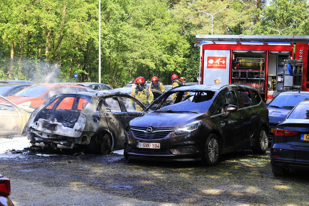 Meerdere voertuigen uitgebrand op parkeerplaats hotel