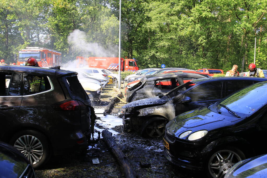 Meerdere voertuigen uitgebrand op parkeerplaats hotel