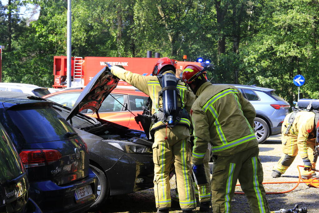 Meerdere voertuigen uitgebrand op parkeerplaats hotel