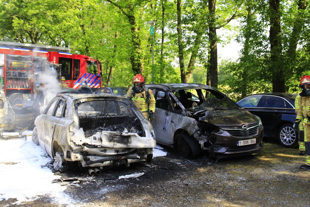 Meerdere voertuigen uitgebrand op parkeerplaats hotel