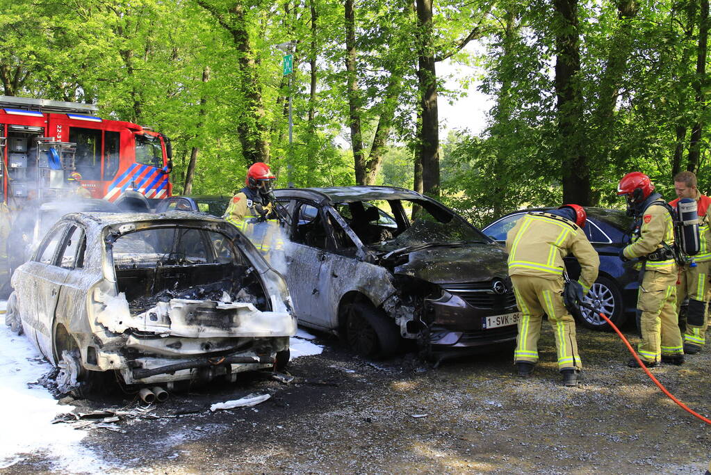 Meerdere voertuigen uitgebrand op parkeerplaats hotel