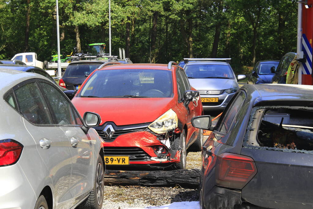 Meerdere voertuigen uitgebrand op parkeerplaats hotel