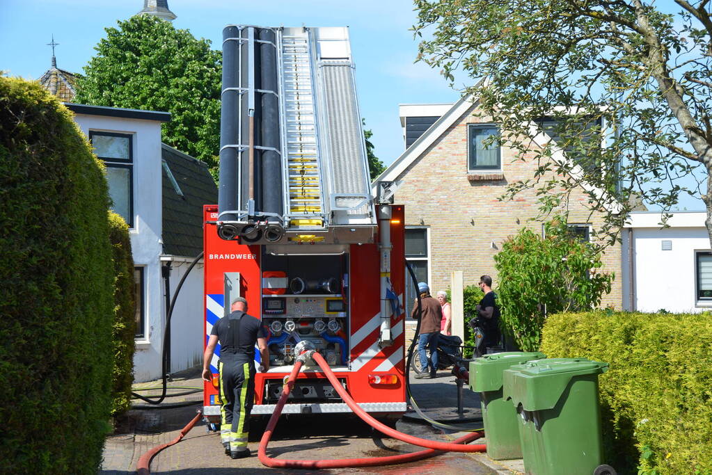 Brandweer blust dakbrand woning