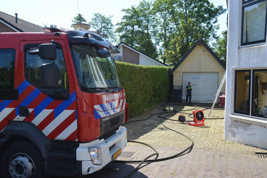 Brandweer blust dakbrand woning