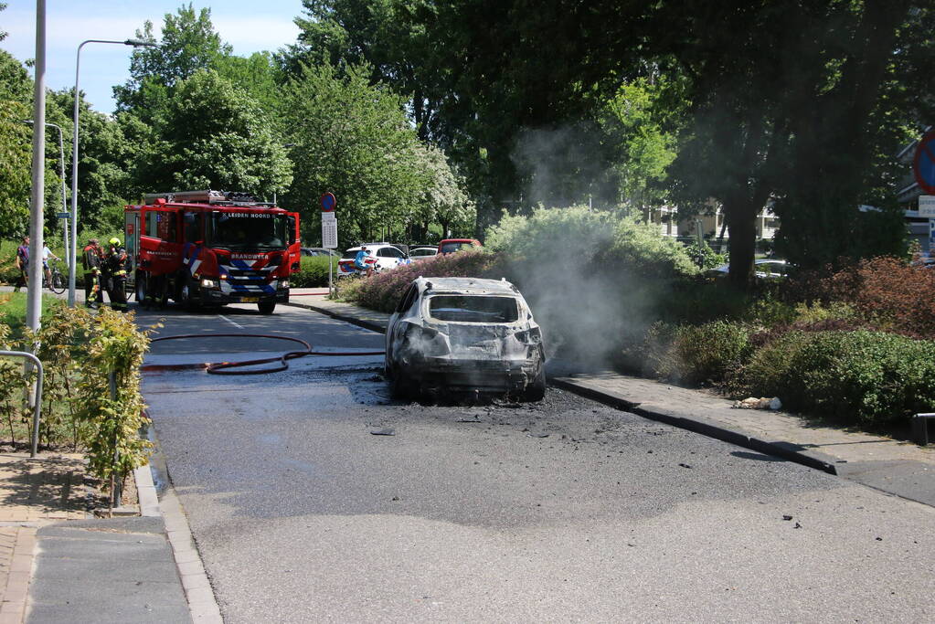 Auto brandt volledig uit