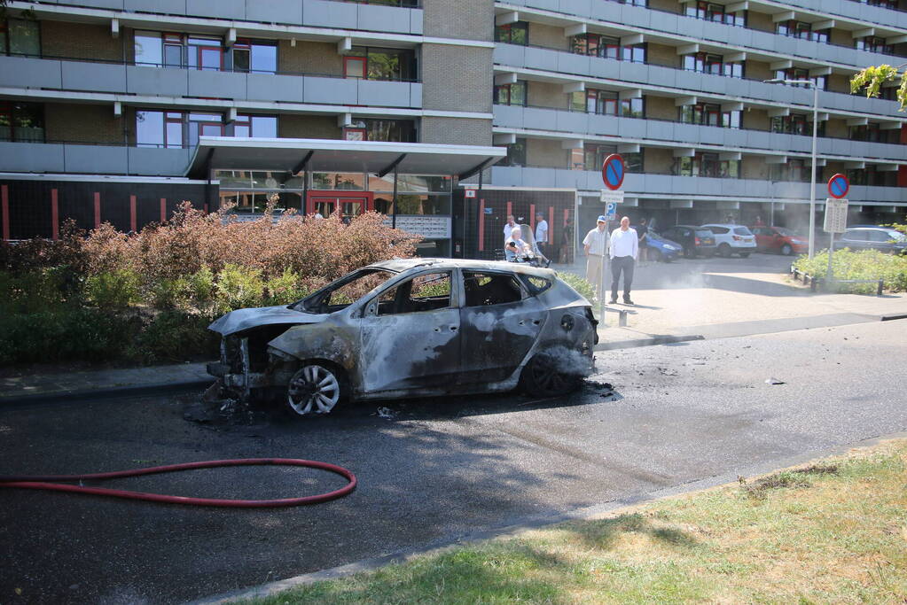 Auto brandt volledig uit