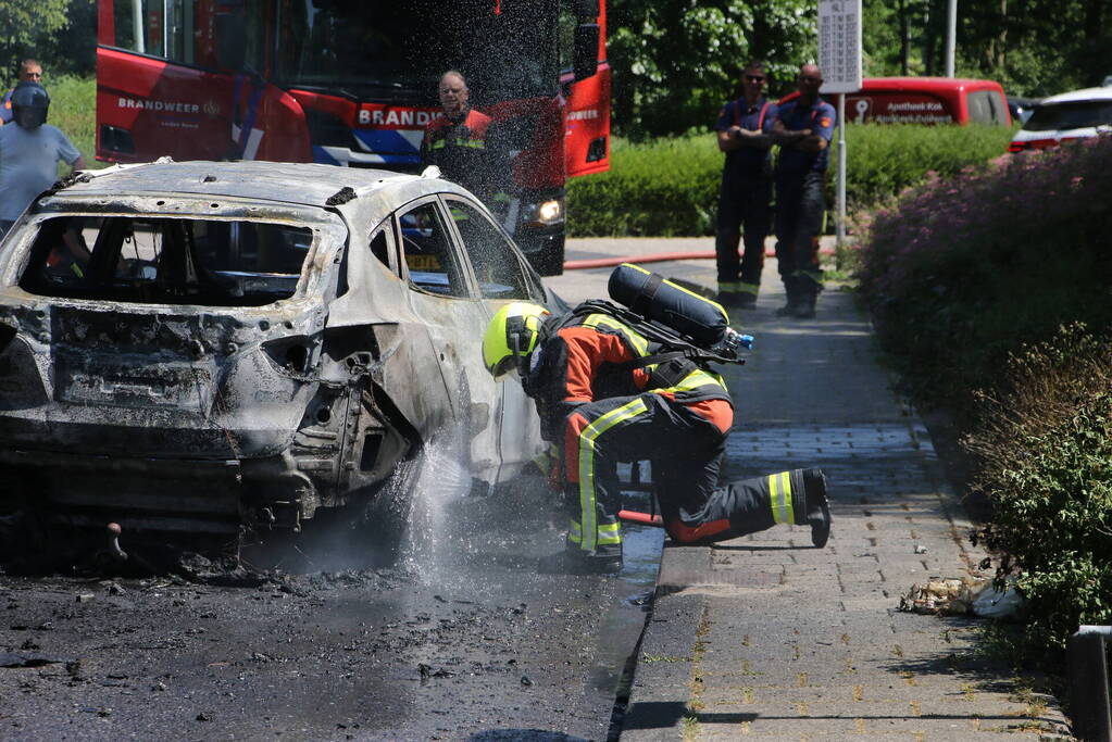 Auto brandt volledig uit