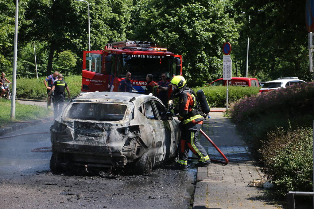 Auto brandt volledig uit