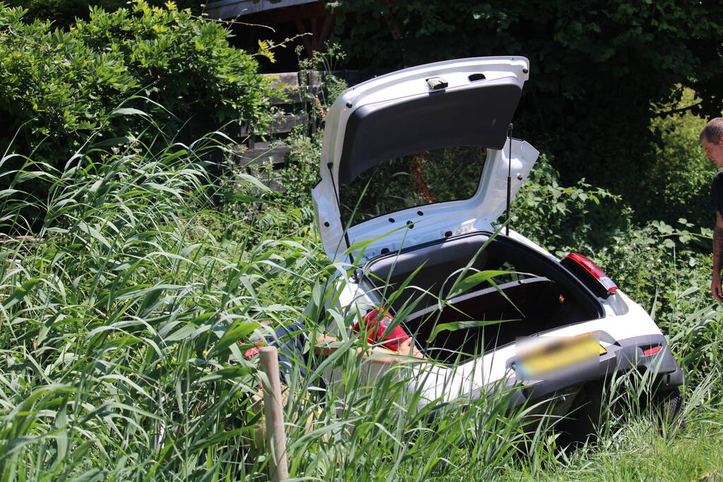 Auto raakte water, bestuurder bevrijdt