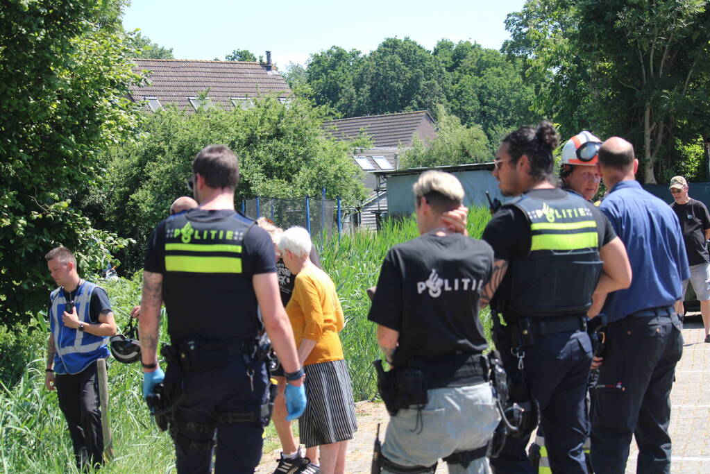 Auto raakte water, bestuurder bevrijdt